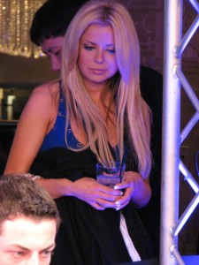 Tom 'durrrr' Dwan (right foreground) is sweated by his if-Tara-Reid-didn't-do-tons-of-drugs-this-is-what-she'd-maybe-look-like-now girlfriend at Event #3 of the 2009 WSOPE.