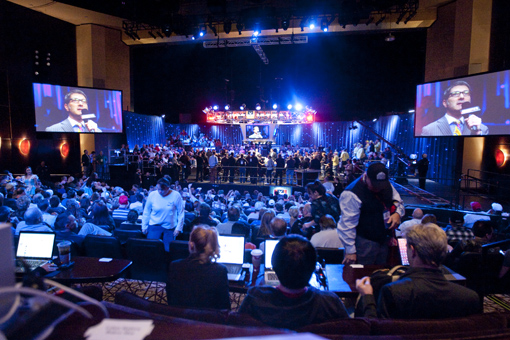 2009 wsop main event final table The scene inside the Penn & Teller theater right before play begins.